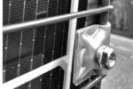 PV-Modul Befestigungsklemme für Stabgittermattenzäune montiert.jpg